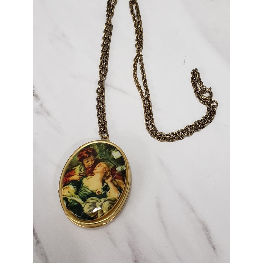 Vintage Large Oval‎ Romantic Scene Locket Necklace Gold Tone Photo Pendant